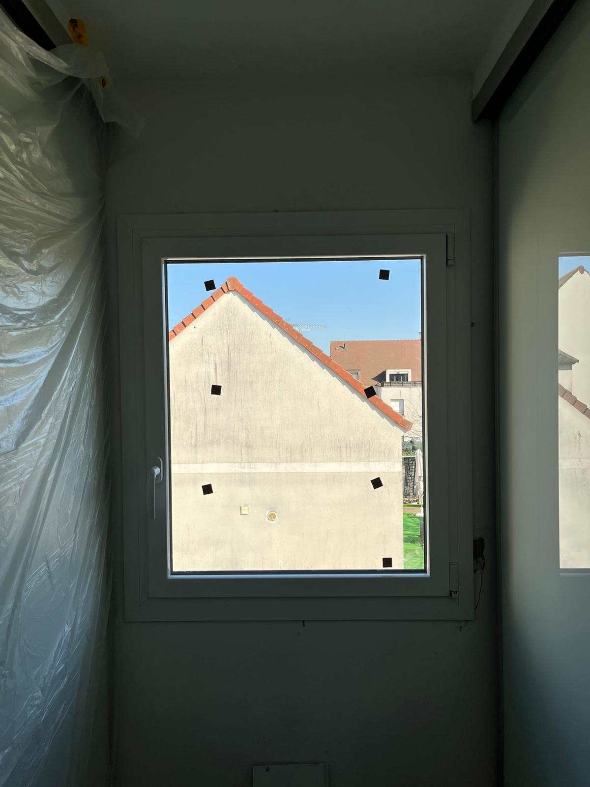 Fenêtre coulissante en aluminium noir avec grande baie vitrée offrant une vue panoramique